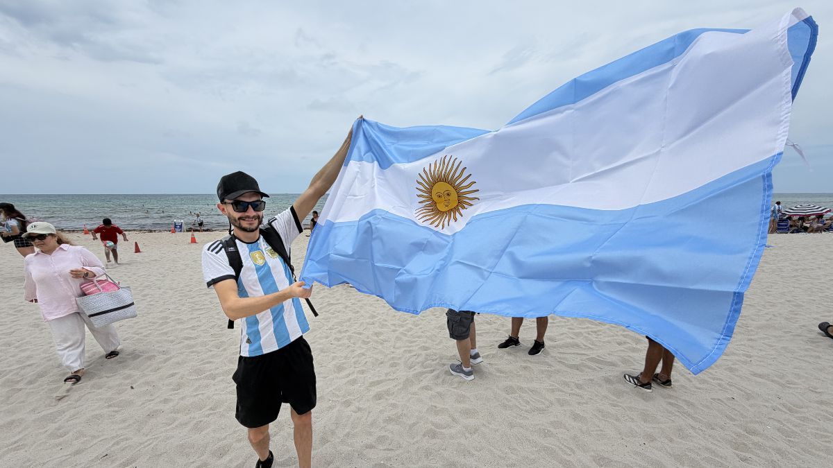 A TODAS PARTES. La bandera argentina es la protagonista de los encuentros