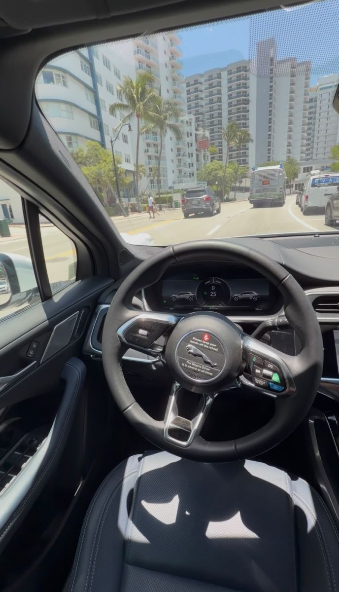 Autos que circulan sin chofer: así funciona el servicio que sorprende a los argentinos en Miami