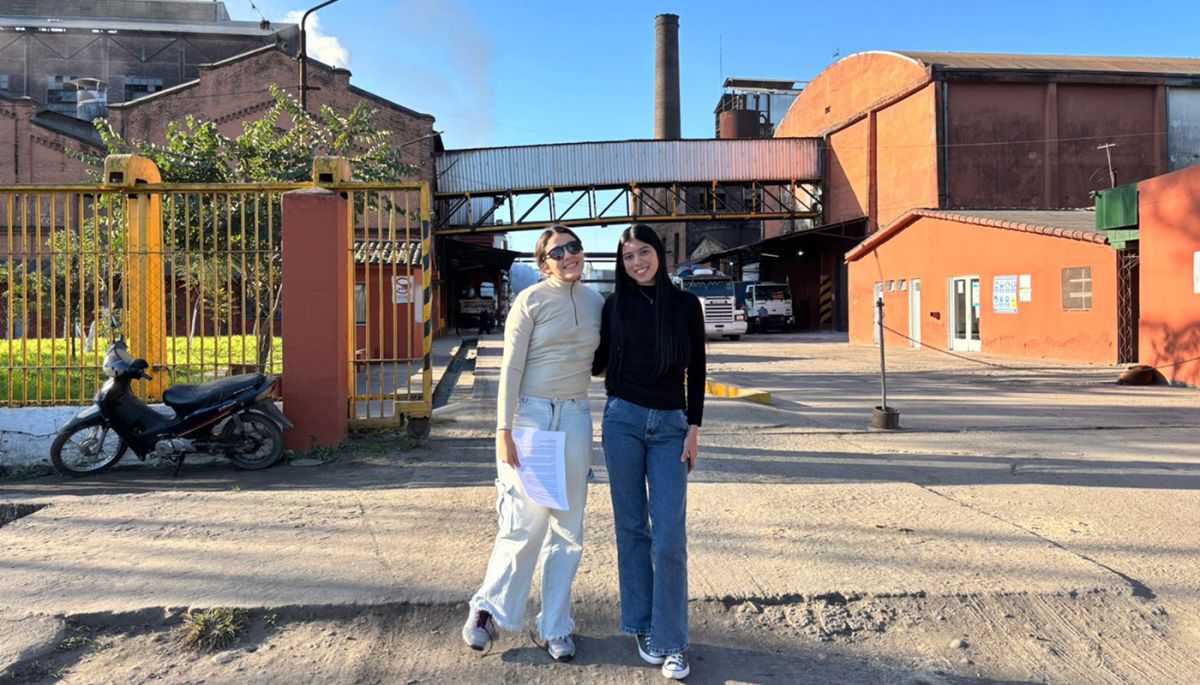 BAGASOL. Agustina Lazarte y Micaela Nougués impulsan una propuesta de vajilla biodegradable hecha con bagazo de caña de azúcar.