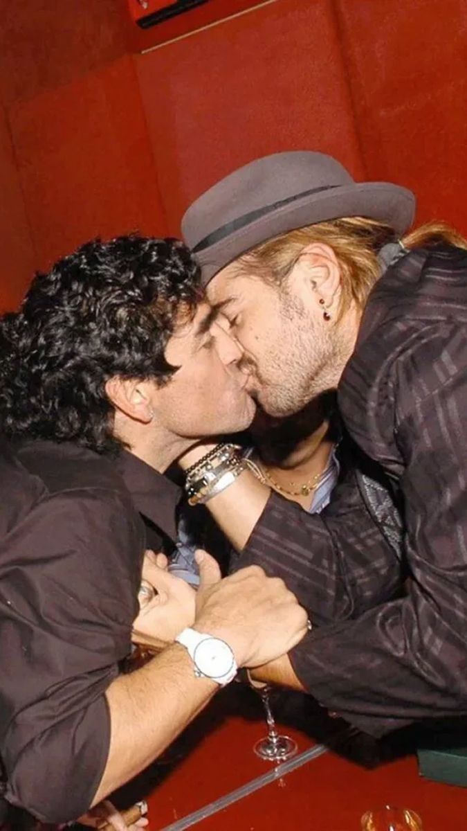 El beso entre Maradona y Colin Farrell que dio la vuelta al mundo