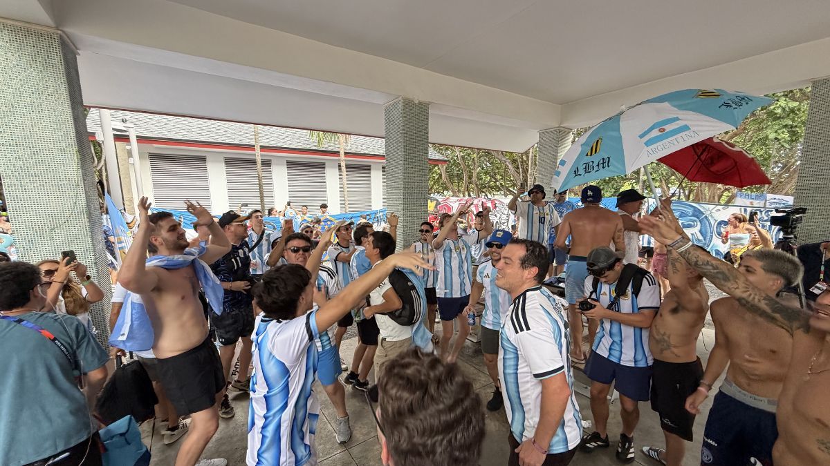 PASIÓN. Los hinchas de la Selección armaron una fiesta multitudinaria.