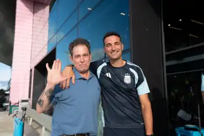 Video: antes del duelo con Cabo Verde por los 16avos del Mundial, Andrés Calamaro visitó a la Selección argentina