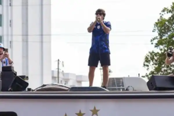 Qué pasó con Andrés Ciro en Miami: la Policía frenó su show en pleno banderazo argentino