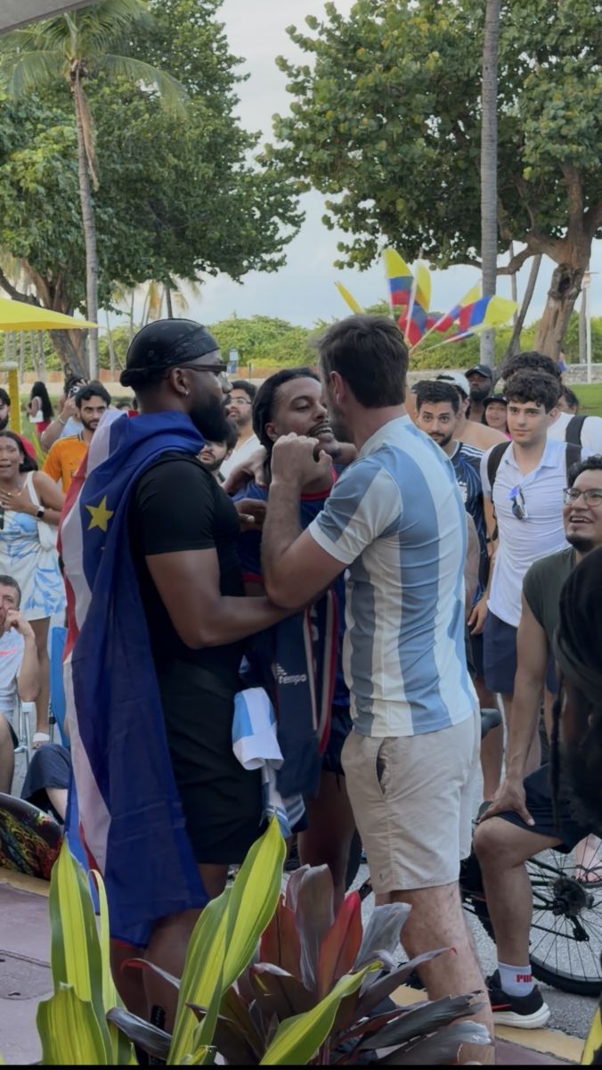 Estuvieron a un paso de irse a las piñas, pero terminaron abrazados e intercambiando camisetas en Ocean Drive
