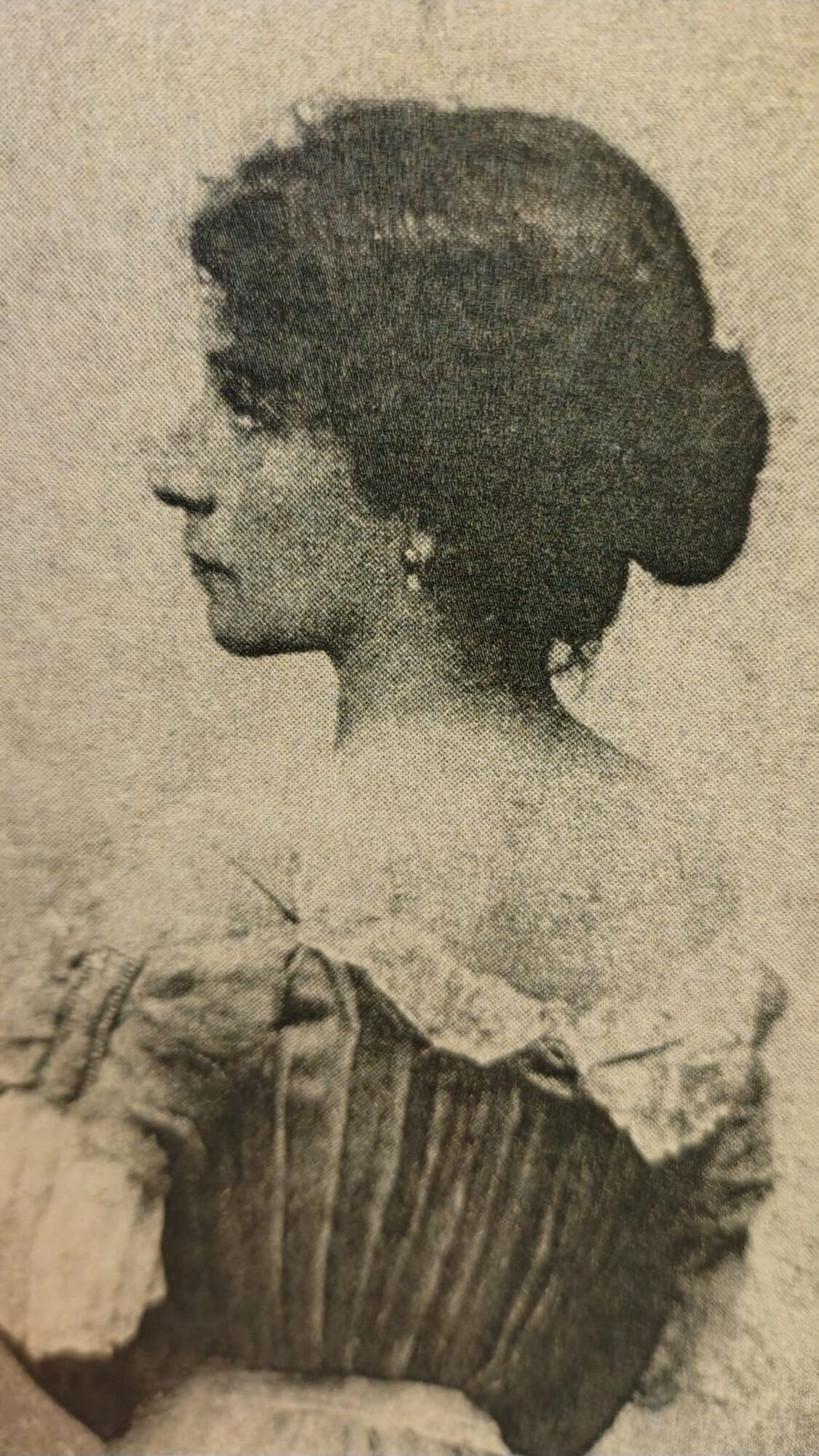 Recuerdos fotográficos: fines del siglo XIX. El rostro de Lola Mora en el mármol