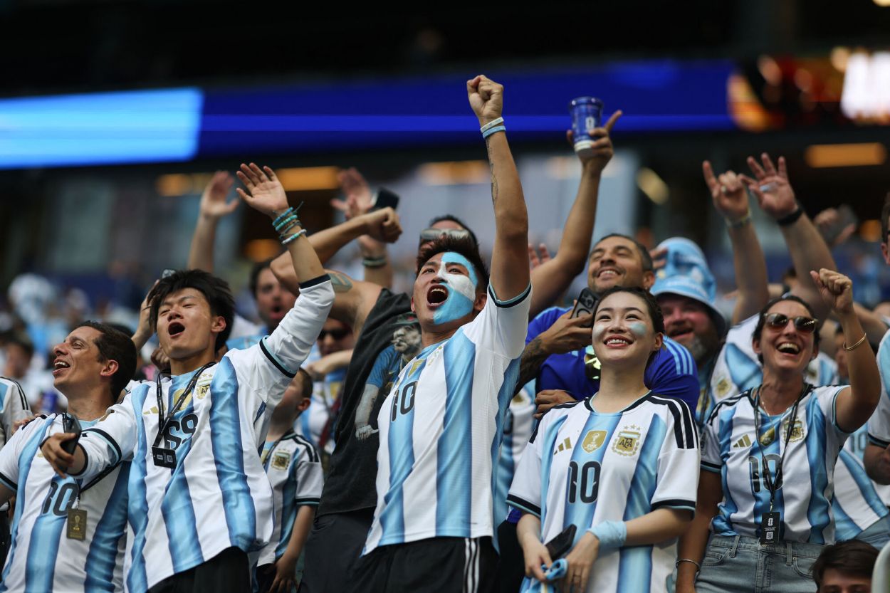 EN TODAS PARTES. Los fanáticos en la tribuna homenajean al capitán.