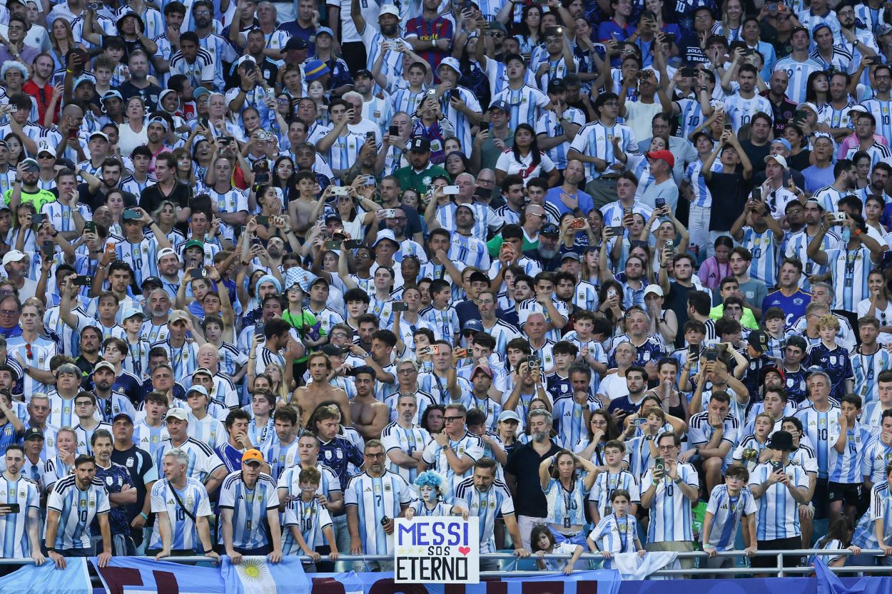 COLOR. Argentinos coparon las gradas y llenaron el estadio de emoción.