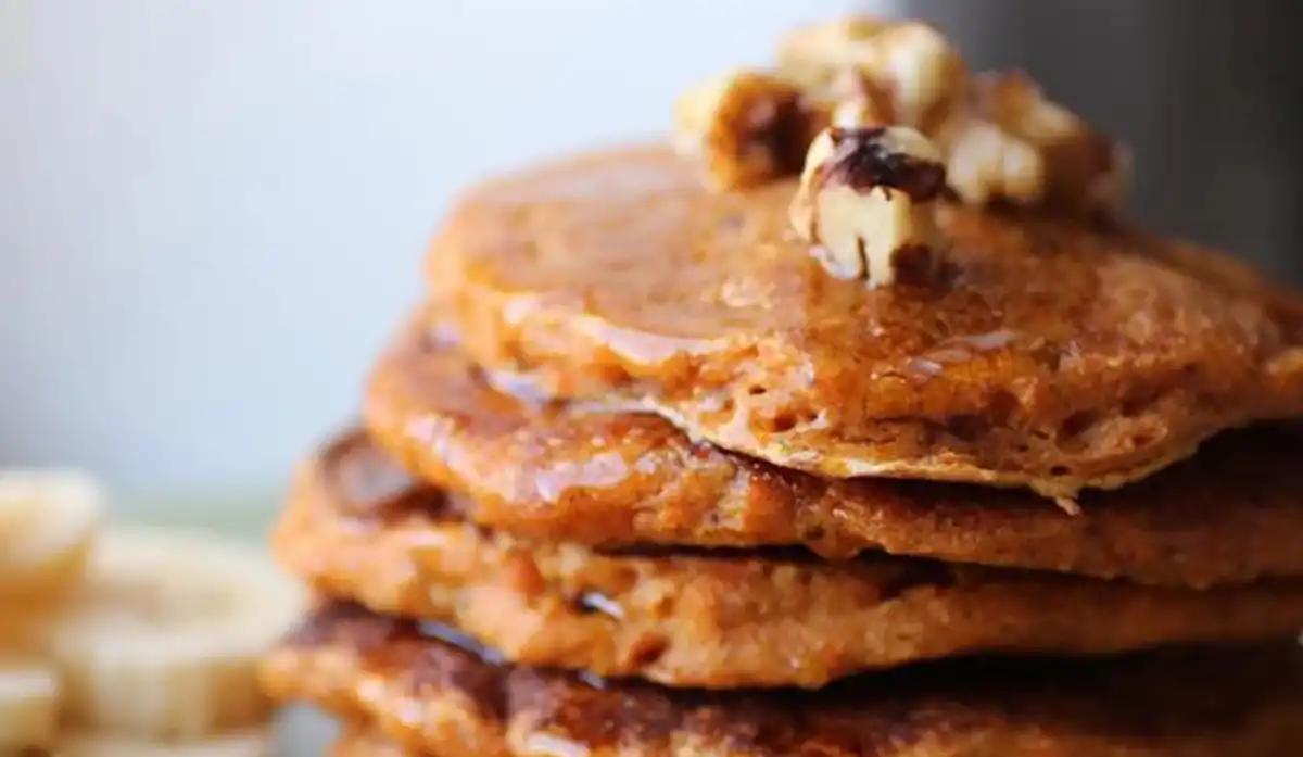 Panqueques esponjosos de zanahoria para el desayuno: la receta saludable de avena y sin azúcar