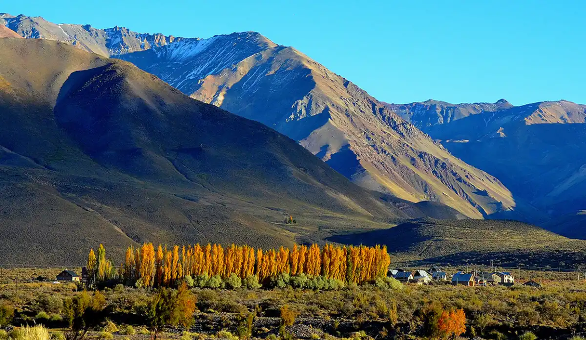 Termas y lagunas esmeralda: los secretos de uno de los pueblos más relajados de la Argentina