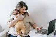 Baja la natalidad, pero crece la informalidad entre las mujeres
