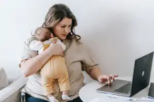 Baja la natalidad, pero crece la informalidad entre las mujeres