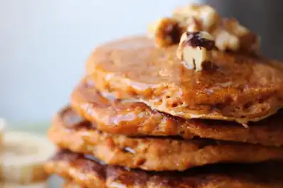 Panqueques esponjosos de zanahoria para el desayuno: la receta saludable de avena y sin azúcar