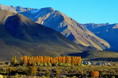 Termas y lagunas esmeralda: los secretos de uno de los pueblos más relajados de la Argentina