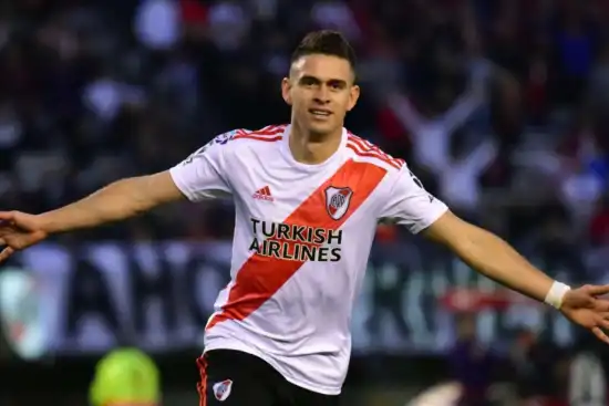 550x367_regreso-river-presento-oficialmente-rafael-santos-borre-firmo-contrato-hasta-2029-vuelve-al-club-cinco-anos-despues-salida-rumbo-al-futbol-europeo-1144064-145049.webp