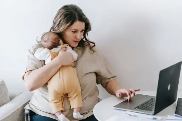 Baja la natalidad, pero crece la informalidad entre las mujeres