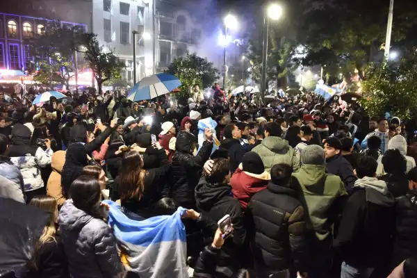 La lluvia y el frío no frenaron los festejos de los tucumanos por el triunfo de Argentina