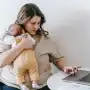 Baja la natalidad, pero crece la informalidad entre las mujeres