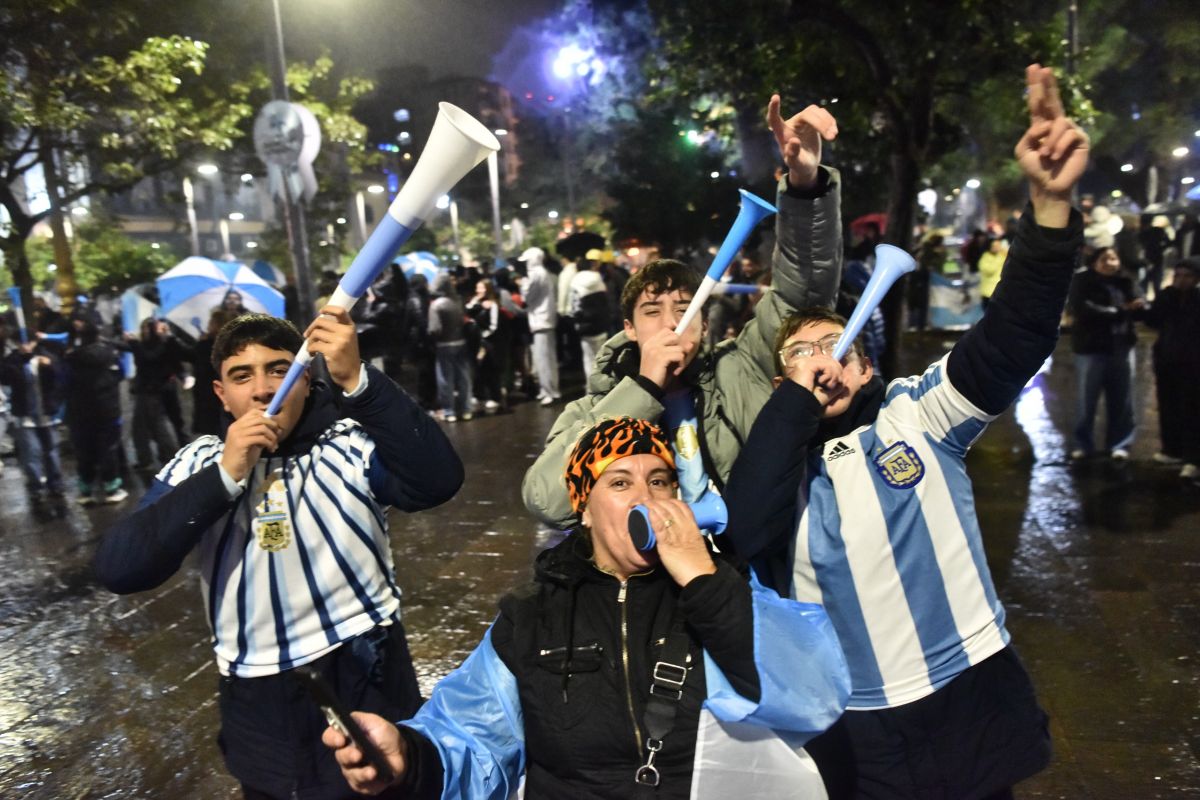 APASIONADOS. Las vuvuzelas y los pogos fueron los protagonistas.