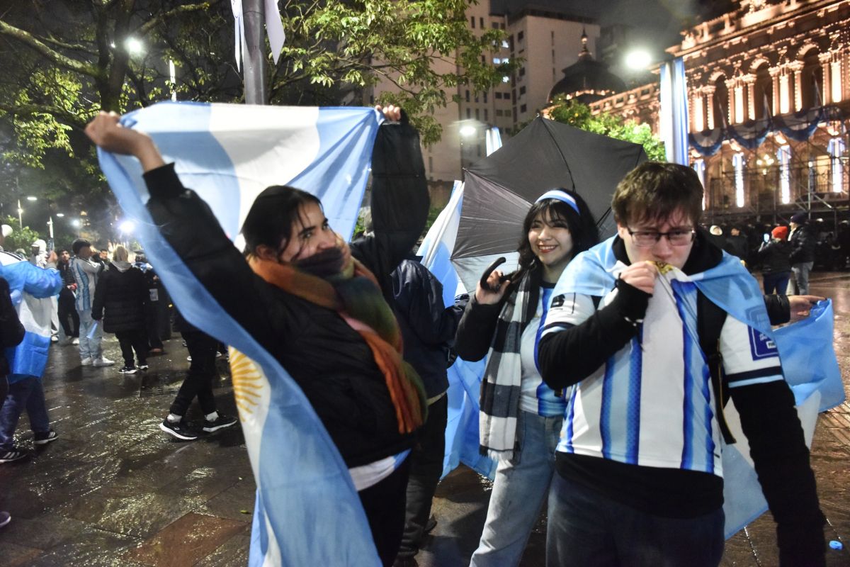BAJO EL AGUA. La lluvia no fue un obstáculo para los presentes.