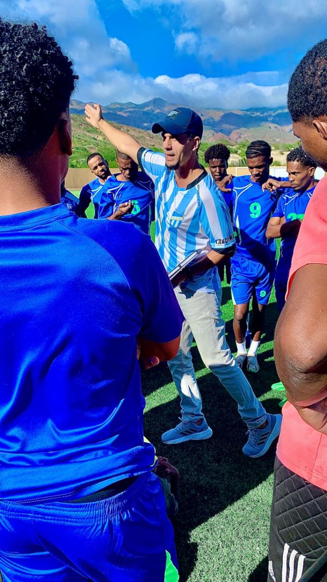 DIRECTOR TÉCNICO. Julián dirige el equipo de primera división de Inter de Porto Novo.