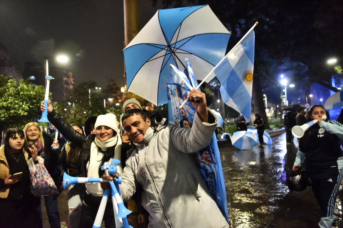 EN FAMILIA. Los hinchas no quisieron quedarse afuera del festejo improvisado.