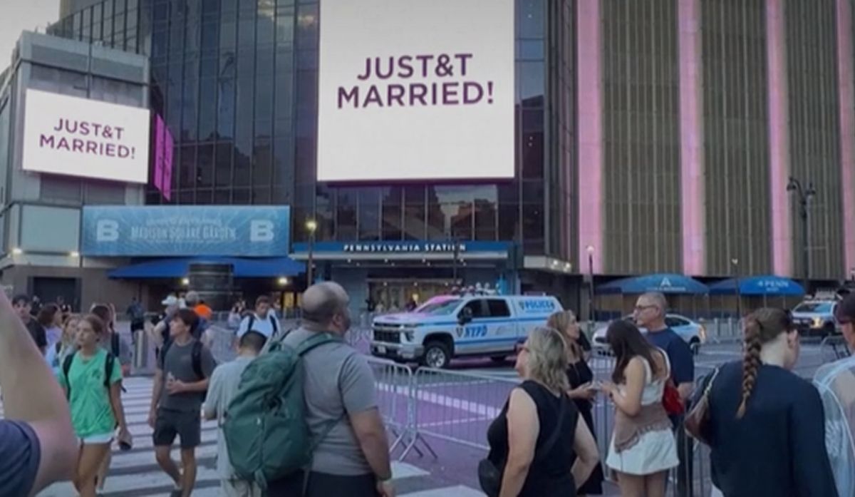 Una multitud atestiguó el anuncio en las afueras de Madison Square Garden. 