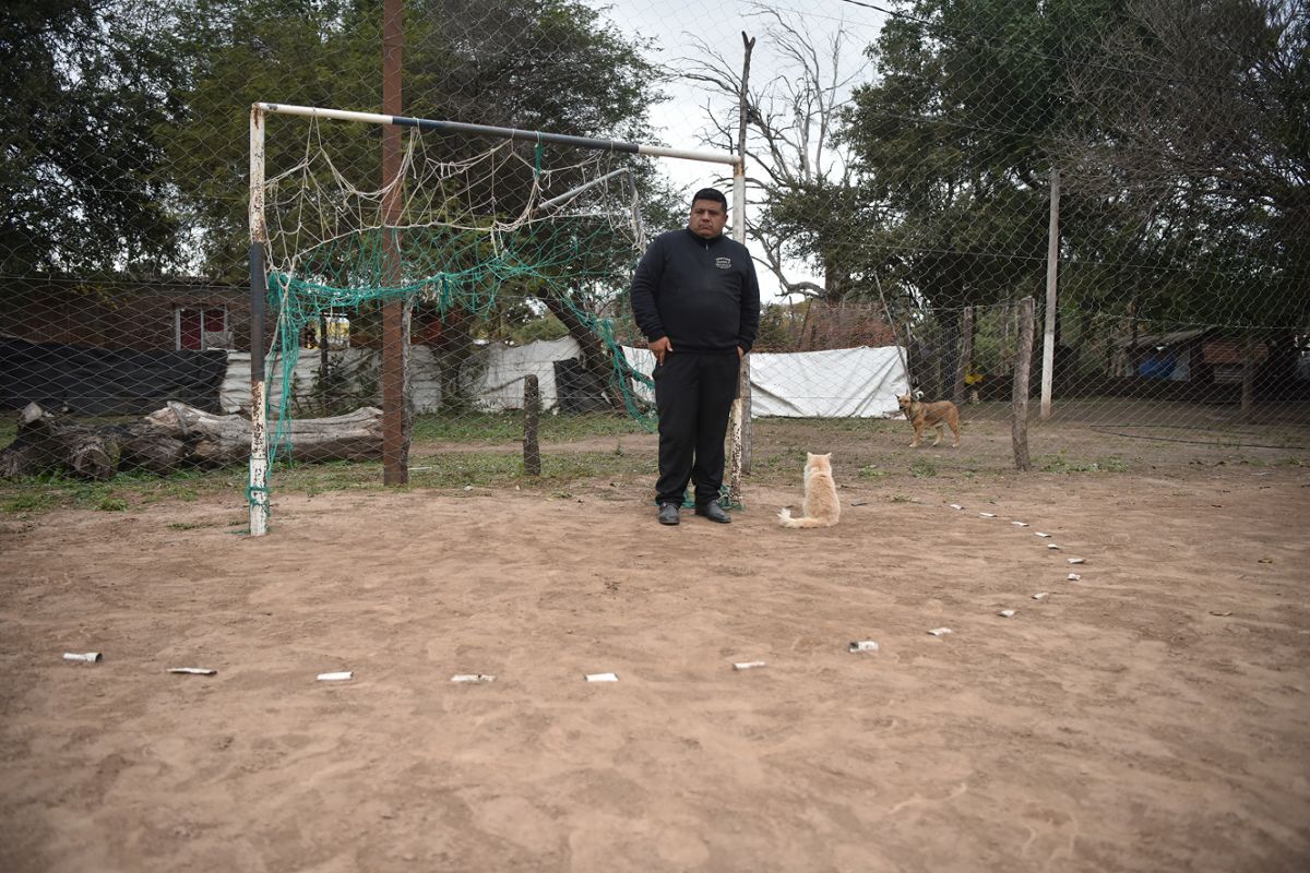 Daniel Armando Guerra, el vecino que construyó la cancha para sus hijas.