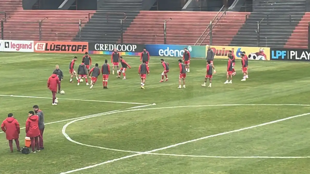 Los equipos se van a los vestuarios