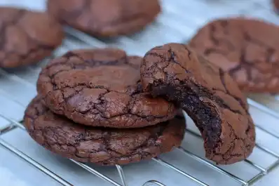 Cookies de chocolate sin harinas: la receta con cinco ingredientes que queda crocante por fuera y húmeda por dentro