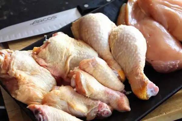 El consumo de pollos supera al de carne vacuna en la mesa de los argentinos