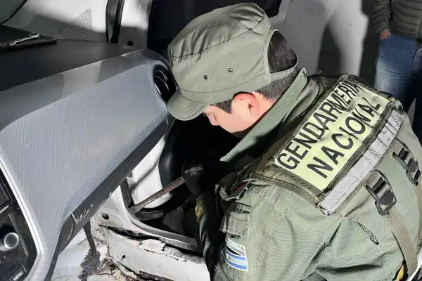 Incautan casi 27 kilos de cocaína ocultos en un doble fondo de un automóvil en Tucumán
