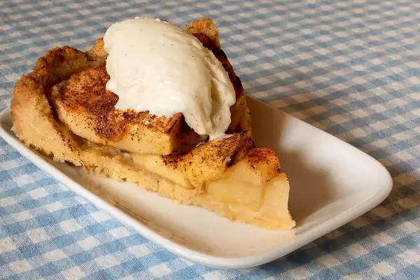 Merienda sin harinas: budín de manzana con cuatro ingredientes ideal para el frío