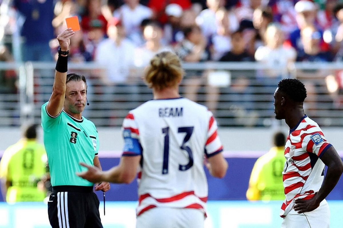 Escándalo en el Mundial: la FIFA habilitó a Balogun para jugar contra Bélgica pese a la expulsión