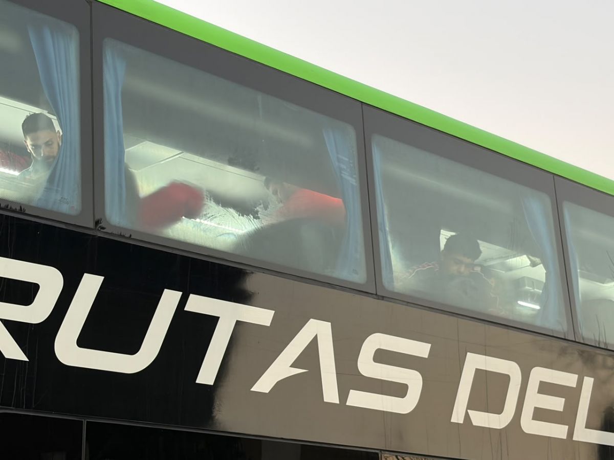 DESAHOGO. Ya arriba del colectivo, los futbolistas siguieron celebrando el triunfo y golpearon las ventanillas al ritmo de la música.