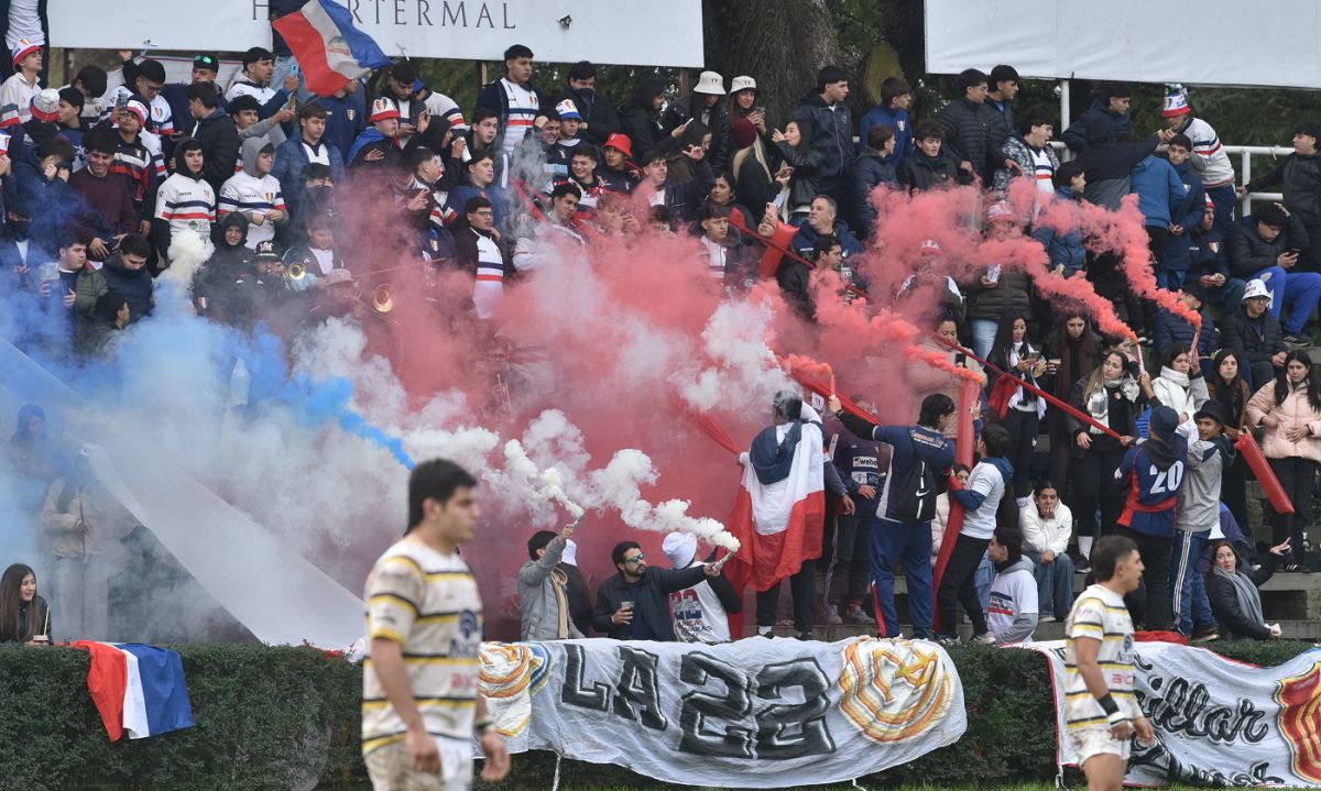 Los hinchas de Natación tiraron bengalas de humo para recibir a su equipo en la segunda mitad.