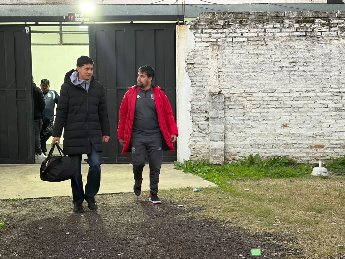 LOGÍSTICA. Los dirigentes Gerónimo García Mirkin y Nery Nieto ayudaron a cargar el equipaje del plantel antes de emprender el regreso.