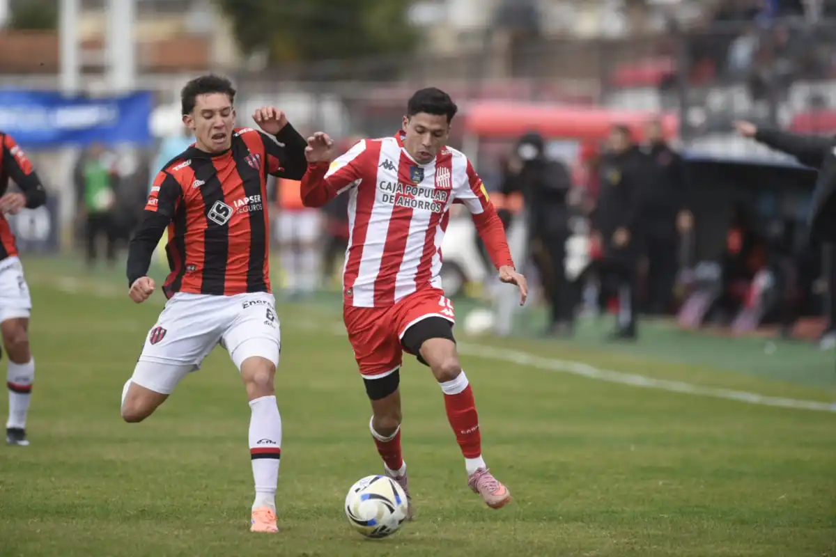PROTAGONISTA. Álvaro Veliez escapa de la marca de Alejo Miró. El extremo fue una de las figuras y marcó el gol del triunfo.