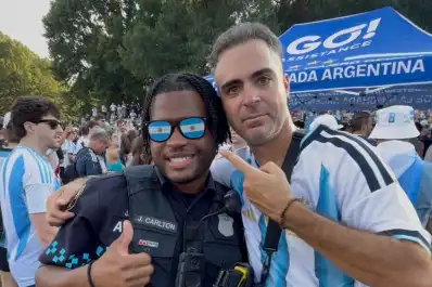 Un policía de Estados Unidos llegó para custodiar a los argentinos y terminó bailando con ellos: “Son geniales”