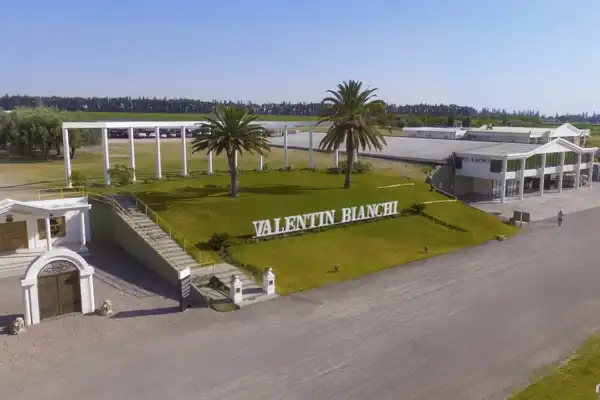 Se profundiza la crisis de empresas históricas: Frutafiel pidió concurso preventivo y Bodegas Bianchi despidió personal