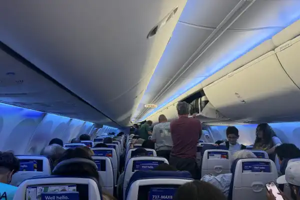 Diario de viaje: una hora de espera, una tormenta y la advertencia por el combustible: así fue el vuelo más largo del Mundial en Estados Unidos