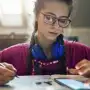 Cuatro de cada 10 adolescentes usaron ChatGPT para temas de salud mental, según un estudio