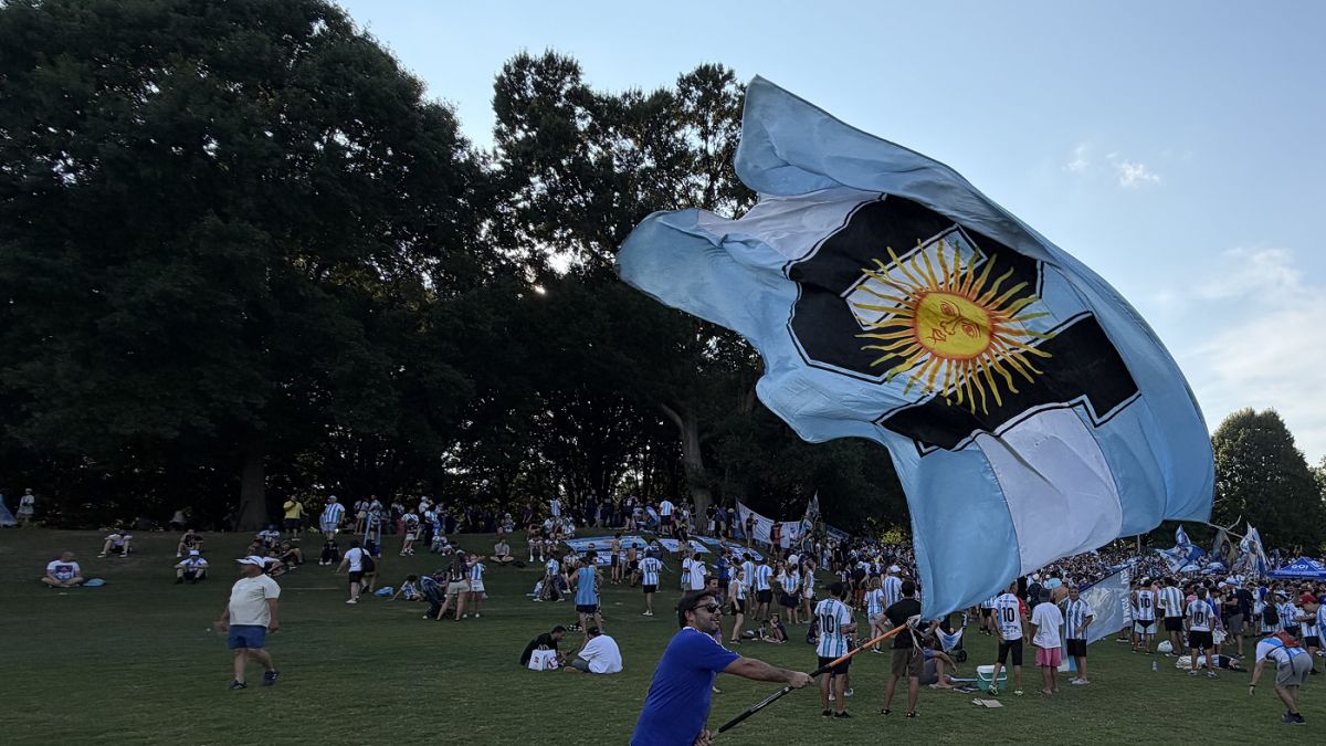 CELESTE Y BLANCO. Banderas, camisetas y bombos transformaron un sector de Piedmont Park en una tribuna argentina.