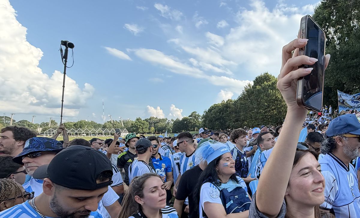 CELESTE Y BLANCO. Banderas, camisetas y bombos transformaron un sector de Piedmont Park en una tribuna argentina.