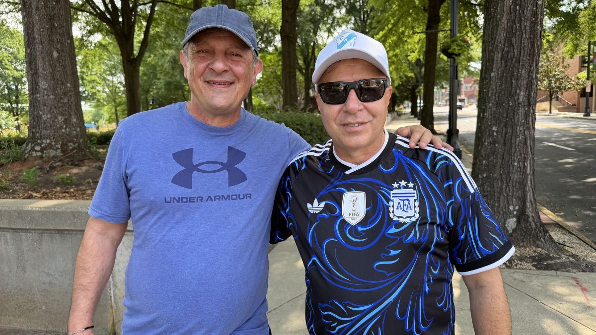 DESDE MONTE GRANDE. Leonardo Pablo Santos y Salvador Claudio Cocciolo vieron el partido de Argentina contra Cabo Verde y ahora siguen los pasos de la Selección en Atlanta.