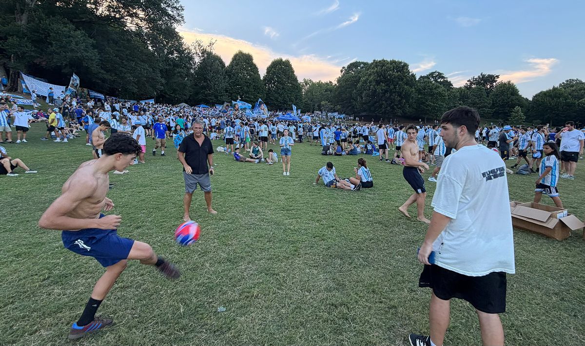 FÚTBOL EN EL PARQUE. Mientras esperaban el inicio del banderazo, grupos de hinchas improvisaron partidos sobre el césped del Active Oval.