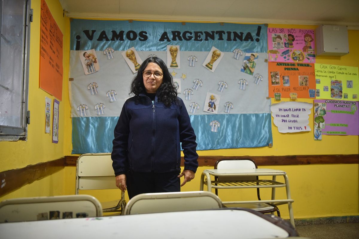 VOCACIÓN. Marcela Cervantes, maestra de Música, sale de su casa antes de las cinco de la mañana y viaja desde San Miguel de Tucumán hasta 7 de Abril para dar clases. / LA GACETA, GALLE QUINTANA