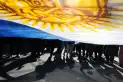Una bandera de 10 metros en la Plaza Independencia: así festejó Tucumán el triunfo de Argentina