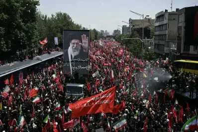 Conflicto en Medio Oriente: una marea humana junto al cortejo fúnebre de Jamenei