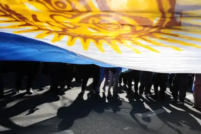 Una bandera de 10 metros en la Plaza Independencia: así festejó Tucumán el triunfo de Argentina