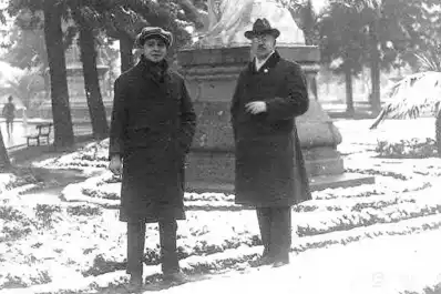 Recuerdos fotográficos: la estatua Parábola, bajo la nevada de 1920 en la plaza Independencia